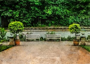 Serene Gartenbänke