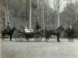 Zar Nikolaus II. von Russland mit seiner Familie im Park von Zarskoje Selo, Russland, 1900er von K. von Hahn