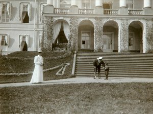 Zarin Alexandra Fjodorowna mit Zarewitsch Alexei von Russland, ca. 1907-1910 von K. von Hahn