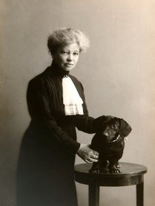 Alexandra Beketova-Blok, russische Autorin und Übersetzerin, mit ihrem Haustierhund, frühes 19. Jahrhundert von Karl August Fischer