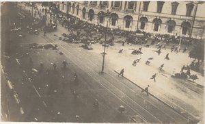 Regierungstruppen schießen auf Demonstranten, 4. Juli 1917, 1917 von Karl Karlovich Bulla