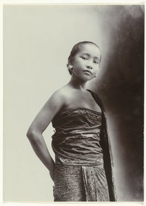 Studio-Porträt einer jungen javanischen Frau in einem Sarong mit Batikmuster von Kassian Cephas