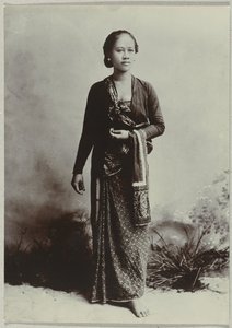Studio-Porträt einer jungen javanischen Frau von Kassian Cephas