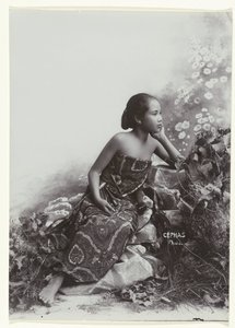 Studio-Porträt einer sitzenden jungen javanischen Frau von Kassian Cephas