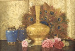 Östliche Geschenke: Cloisonné-Vase, Pfauenfedern, Damastrose und indische Vase von Kate Hayllar