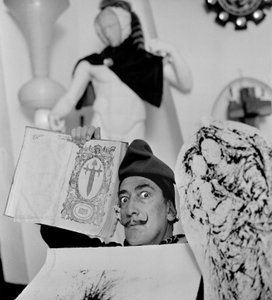 Salvador Dali in seinem Haus in Port Lligat, November 1957 von Alec Hunter