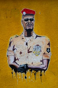 Straßenkunstporträt von Mamadi Doumbouya, Conakry, 2019 von Alec Hunter