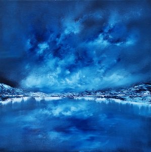 Tiefer blauer Nachtsee