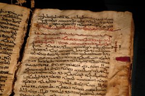 Evangelienbuch aus dem 5. Jahrhundert wurde im 8. Jahrhundert gelöscht und dann überschrieben mit rel... von Kenneth Garrett