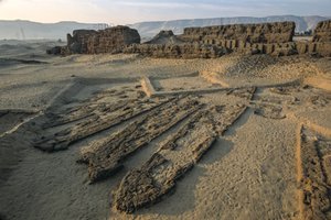 Abydos, 5000 Jahre alte Holzplankenboote in Lehmziegelgrab, Frühdynastisch, 2005 von Kenneth Garrett