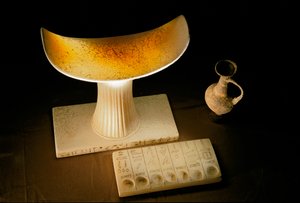 Alabaster-Kopfstütze von Tetiankhkem und Opfertafel der sieben heiligen Öle, Altes Reich