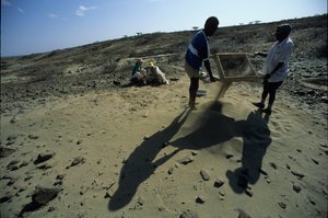 Allia Bay, Kenia; Turkana; Sieben nach Fossilien, Alan Walker, Pennsylvania State University von Kenneth Garrett
