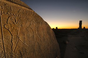 Barkstand, graues Granitmonument in der zentralen Kolonnade von Taharkas Amun-Tempel, 2007