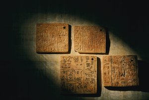 Knochen- und Elfenbeinschilder von König Qa
