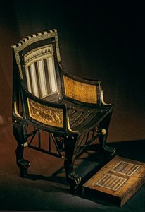 Kinderstuhl mit Fußstütze, KV62, Grab von König Tut. Der Stuhl besteht hauptsächlich aus Ebenholz... von Kenneth Garrett