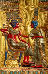 Detail der Figuren auf der Rückseite des goldenen Throns, die Tutanchamun und seine Frau darstellen, Ägypten von Kenneth Garrett