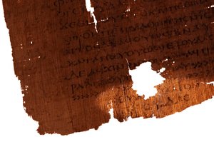 Detail der Schlussseite des Judas-Evangeliums, letzte Zeile des Textes lautet "Das Evangelium", 2006 (Foto)