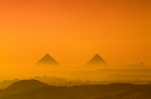 Ägypten; Altes Reich; Gizeh-Plateau; Pyramiden von Gizeh; Cheops; Chephren; Mykerinos