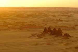 Gebel Barkal, Tempelkomplex, Pharao Taharka, Mut-Tempel, B300, Kareima-Stadt, Nilri... von Kenneth Garrett