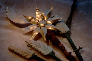 Goldene Sonne und Mond mit Weizenstängeln, Artefakte, Oxus-Zivilisation; Turkmenistan; Gonor Depe Fundstätte, 2004 (Foto)