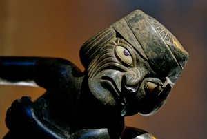 Huaca Dos Cabezas-Jecetepeque; Moche; Bestattungen, Männliche Figur an Keramikflasche befestigt von Kenneth Garrett
