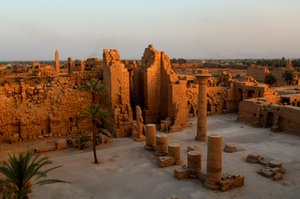 Kiosk von Taharka, erster Hof, Karnak-Tempel, Schwarze Pharaonen, Nubier, Ägypten, Luxor, 2007 von Kenneth Garrett