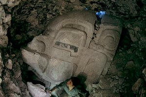 Große frühklassische Stuckmaske, Cival, Holmul, Guatemala, Maya, Francisco Estradabelli, 2008 (Foto) von Kenneth Garrett