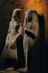 Kalkstein-Doppelstatue eines Priesters namens Amenemipet und seiner Frau, Neues Reich, 2002 (Foto)