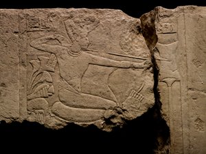 Kalkstein aus Sakkara, Feinde erschlagend: 18. Dynastie; Neues Reich; Ägypten; Tutanchamun, 2009 (Foto)