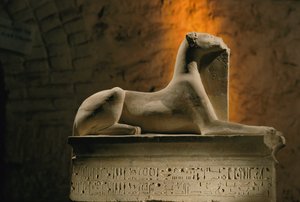 Kalkstein-Statue des Schakalgottes Anubis, der auf einem sarkophagförmigen Sockel kauert, 2002 (Foto) von Kenneth Garrett