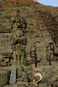 Maya; Copán; Honduras; Tempel 26, Hieroglyphentreppe, Feuersteine, David Stuart fand Opfergabe... von Kenneth Garrett