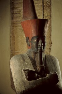 Bemalte Sandstein-Statue des Pharao Nebhepetre Mentuhotep II mit roter Krone von Unterägypten von Kenneth Garrett