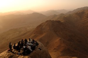 Pilger versammeln sich auf dem Berg Sinai, wo Gott zu Moses sprach, gemäß der Bibel, Evangelium von Judas, 2006 (Foto) von Kenneth Garrett