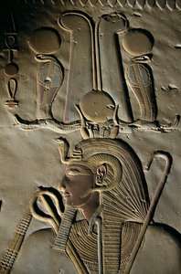 Relief aus dem Tempel von Seti I in Abydos, Ägypten, Abydos; Schnitzerei; Figur; Seti; Gott; Krone