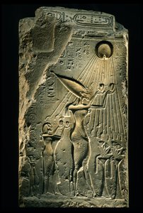Stele zeigt Echnaton, Nofretete und Tochter mit erhobenen Händen zu Gott Aten, Amarna, 2009 (Foto)