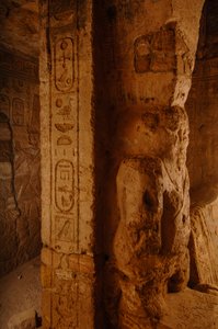 Taharka-Tempel Innenraum, Details, Gott Bes, Gebel Barkal, Tempelkomplex, Pharao Taharka, 2007 von Kenneth Garrett