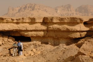 Das Manuskript wurde in einer ähnlichen Höhle gefunden, El Minya, Ägypten, Evangelium von Judas; Codex, 2006 (Foto) von Kenneth Garrett