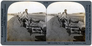 Salztransport ins Landesinnere mit Schubkarrenbahn, China, 1906 von Keystone View Company