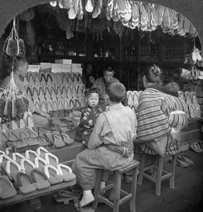 Japanischer Schuhladen, frühes 20. Jahrhundert von Keystone View Company