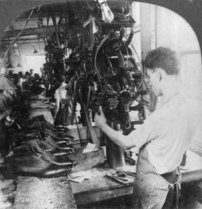 Schuhmaschine formt Schuhe in Schuhfabrik, Lynn, Massachusetts, USA, frühes 20. Jahrhundert