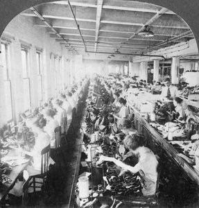 Nähzimmer in einer großen Schuhfabrik, Syracuse, New York, USA, frühes 20. Jahrhundert von Keystone View Company