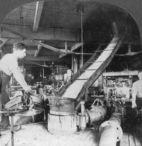 Zuckerrübenbrei und Saft fließen von Tank zu Tank, Montreal, Kanada, frühes 20. Jahrhundert