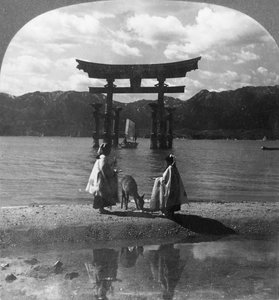 Das berühmte Seegirt Torii von Miyajima. Malerisches Tor zum berühmten Shinto-Schrein, Japan von Keystone View Company