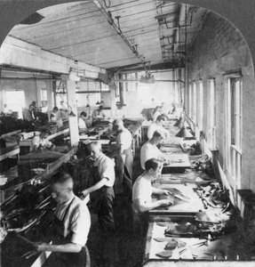 Arbeiter schneiden Leder für Schuhe in einer Fabrik, Lynn, Massachusetts, USA, 20. Jahrhundert