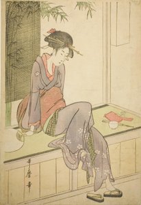 Frau, die auf der Veranda sitzt