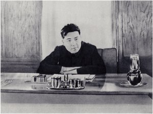 Genosse Kim Il-sung in seinem Büro im Volksrat von Nordkorea (Lithografie)