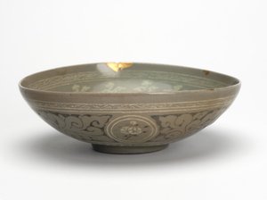 Schale mit Kranichen und Wolken, ca. 1150-1200 (celadonglasiertes Steinzeug) von Korean School