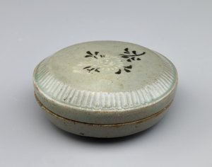 Bedeckter Kasten mit eingelegtem Chrysanthemen-Design, Mitte des 12. Jahrhunderts von Korean School
