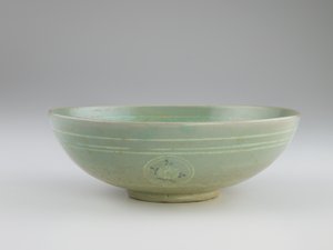 Schale mit eingelegter Dekoration, Mitte des 13. Jahrhunderts von Korean School