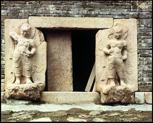 Zwei Wächter, von der Pagode von Pun Hwangsa von Korean School